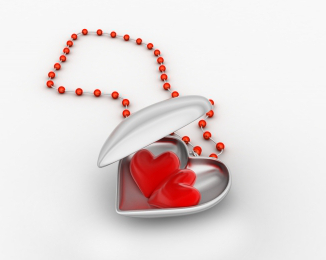 2 malá srdce uvnitř náhrdelníku ve tvaru srdce