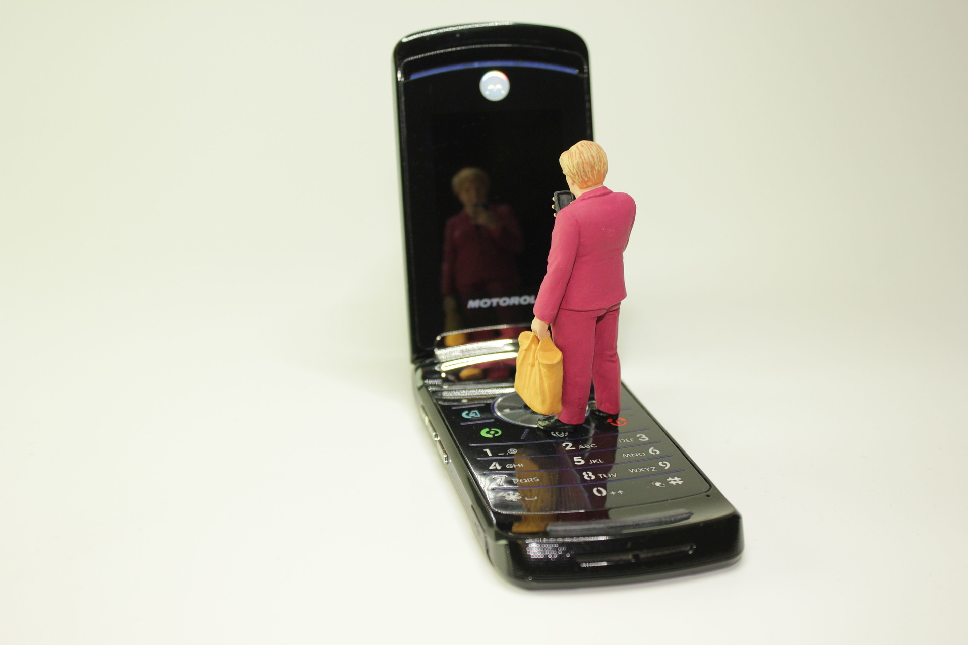 Miniatura ženy stojící na mobilu