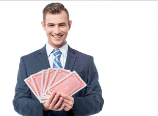 muž držící karty